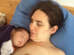 Siri en haar baby na de mooie thuisbevalling